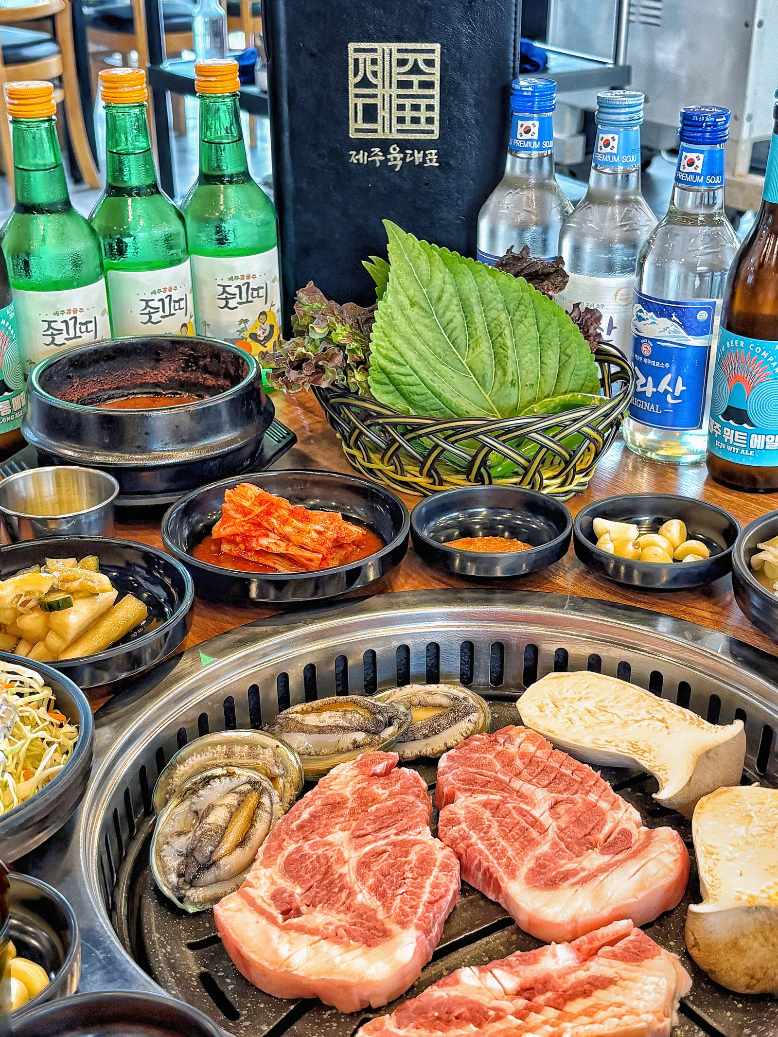 제주육대표 시그니처 — 한우, 숙성 흑돼지와 전복