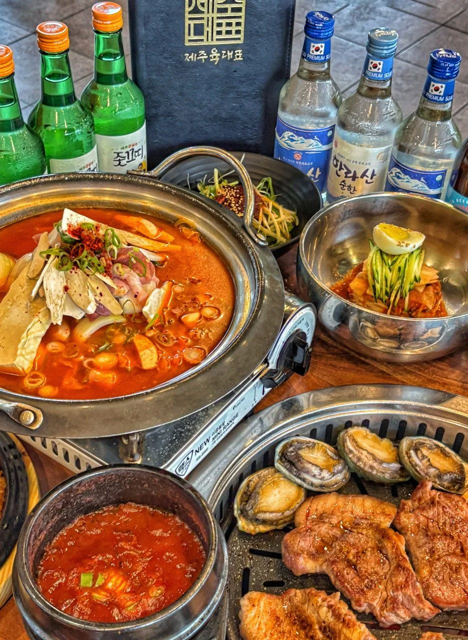 泡菜鍋與冷麵,以及烤盤上的肉與鮑魚